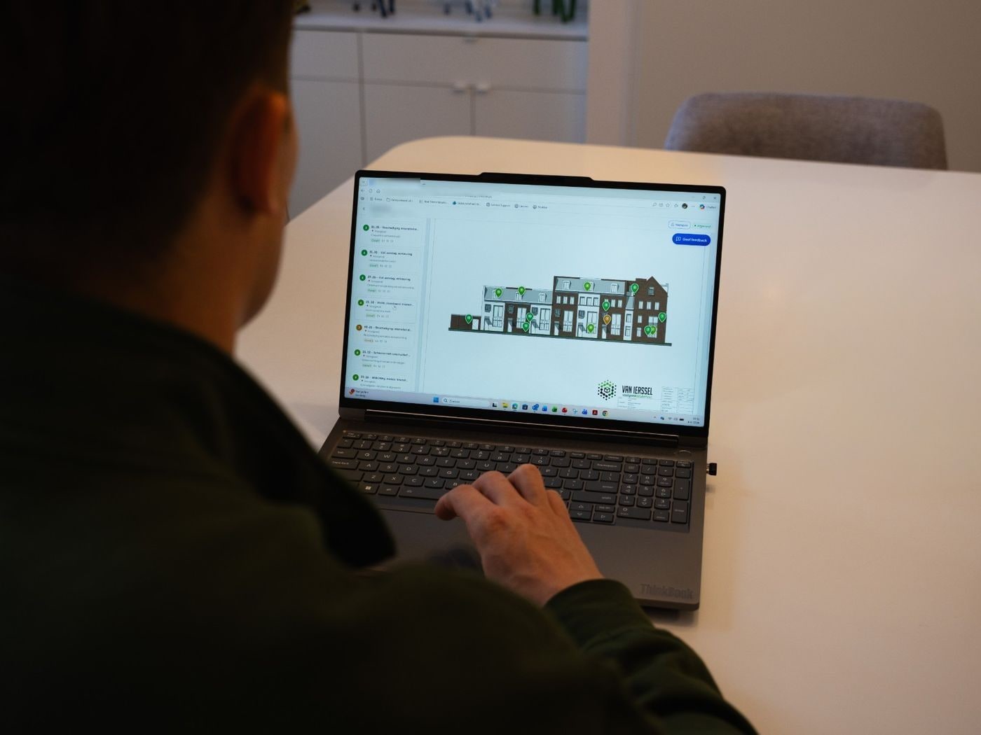 Beheerder achter een laptop met Beeheer open: de geveltekening van een rij woningen met groene en oranje markeringen erop, en ernaast de bevindingen met hun conditiescore