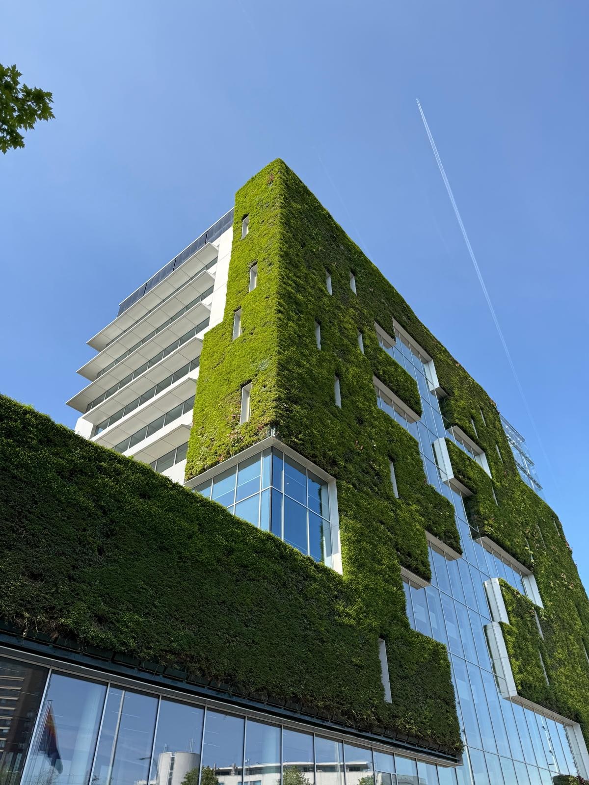 Kantoorgebouw met een begroeide gevel van planten en glas: een bouwdeel met eigen onderhoudscycli, dat in een meerjarenonderhoudsplan een eigen regel en een eigen verdeelsleutel krijgt