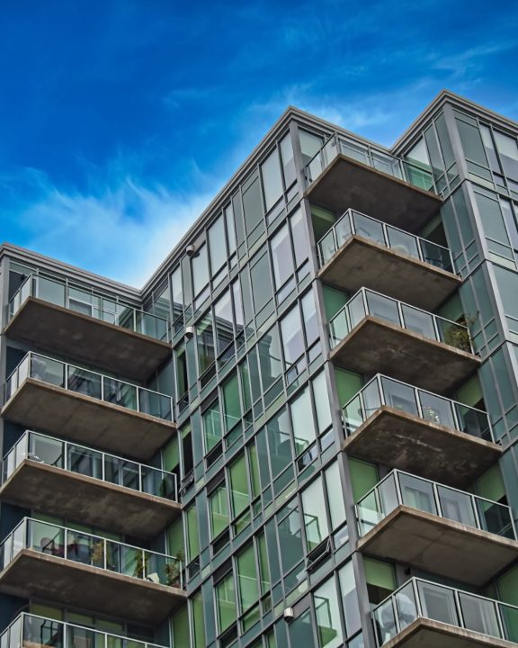 Appartementengebouw met balkons in een regelmatig raster, als de cellen van een honingraat