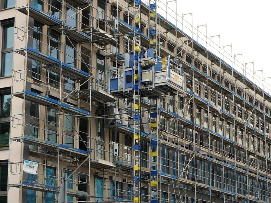 Steiger tegen een gevel tijdens planmatig onderhoud uit het meerjarenonderhoudsplan